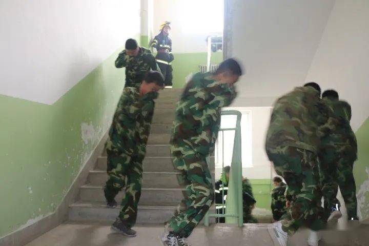 三亿体育手机版-
消防知识走进军训 实战演练防患未“燃”(图15) 三亿体育手机版-
消防知识走进军训 实战演练防患未“燃”(图15)