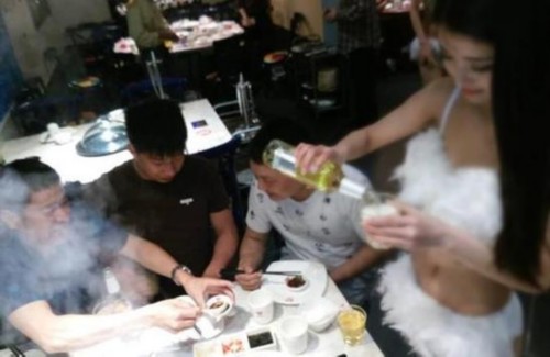 三亿体育:斗鱼直播节红毯秀 “刘亦菲”与美女主播占领江滩(图3) 三亿体育手机版